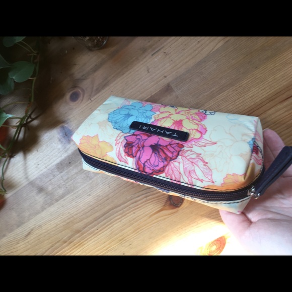 Tahari floral makeup bag - Picture 3 of 4